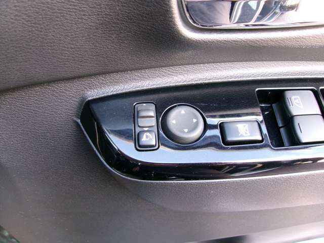 ドアミラーの鏡面の調節、格納は運転席からすべて操作できます！