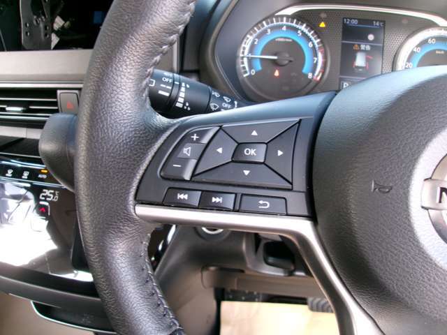 ハンドルにあるステアリングスイッチでオーディオの操作や音量調節が簡単に行えます！