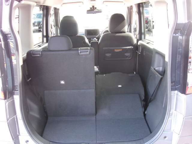 リヤシートは分割して倒せるので、乗員や荷物に合わせてアレンジ可能です！