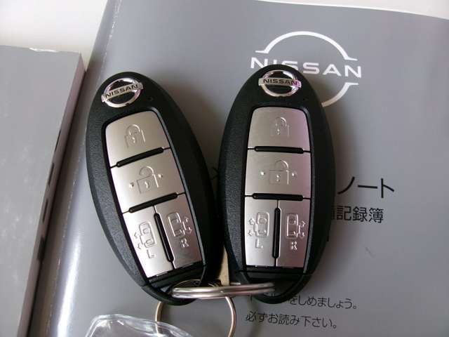 インテリジェントキーを携帯していれば、リクエストスイッチを軽く押すだけでドアのロック・アンロックが可能です。