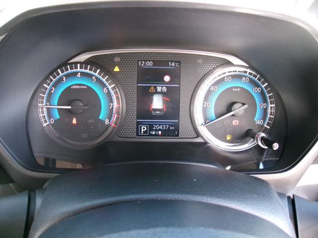 メーター中央に、様々な車両情報を表示してくれる、ディスプレイがついています。