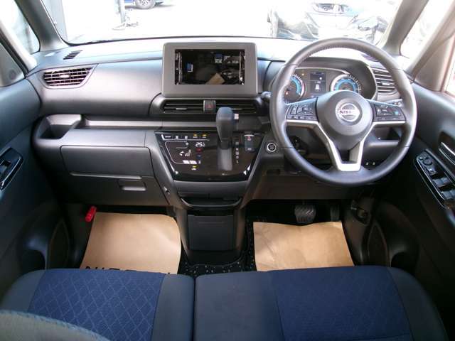 背が高くてガラスエリアが広いから、前方の信号もよく見える。視点が高いので前方視界がとっても広々としています。