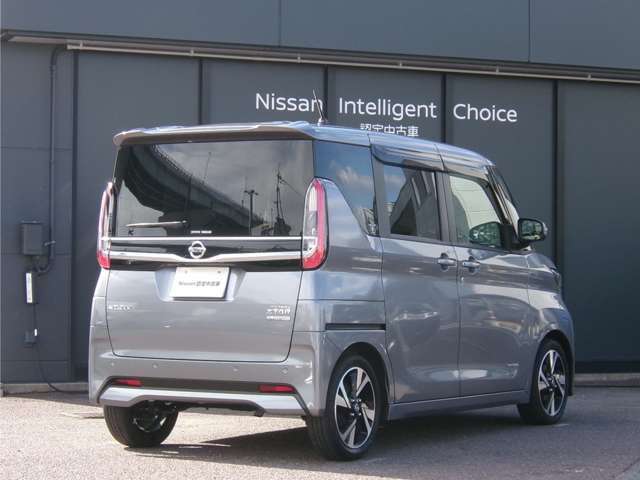 リヤガラスは外からの視線や紫外線をカットし、断熱効果にも優れたプライバシーガラスになっています。