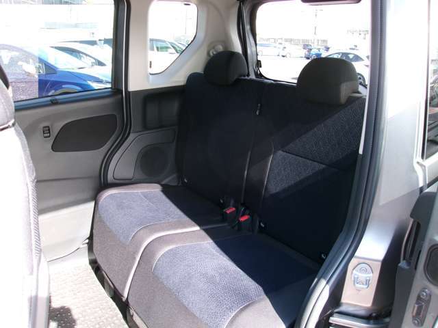 後席の足元の案外に広くゆったりお乗りいただけます。