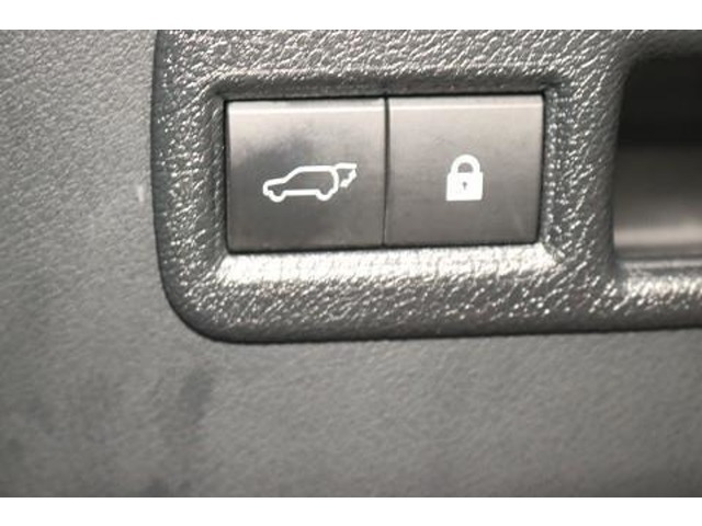 このボタンを押すと、トランク（バックドア）を電動で開閉できます。