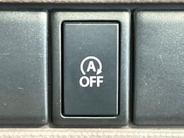 【アイドリングストップ】赤信号や渋滞で停車した際にエンジンを停止し、無駄な燃料の消費を抑えます。燃費向上や環境保護につなげる機能♪エンジンはブレーキを離せば再始動します。