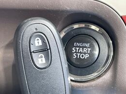 【キーレススタートシステム】カバンやポケットに入れたままでもドアの施錠・解錠が可能なスマートキーを装備。エンジンのオン・オフ時もカギを取り出す必要が無いからとっても便利です♪