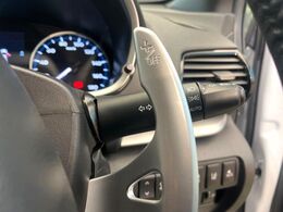 【パドルシフト】ハンドルから手を離さずに素早くシフトアップ＆ダウンができるので、エンジンブレーキを使う下り坂や高速道路の合流で加速したい場面で役立ちます。