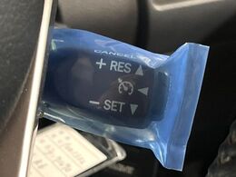 【クルーズコントロール】高速道路もラクラク走行。アクセルを離しても一定速度で走行ができ、長距離運転時の負担を軽減！加速・減速も簡単なスイッチ操作で調整できます。