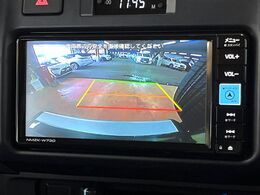 【バックカメラ】駐車時に後方がリアルタイム映像で確認できます。大型商業施設や立体駐車場での駐車時や、夜間のバック時に大活躍！運転スキルに関わらず、今や必須となった装備のひとつです！