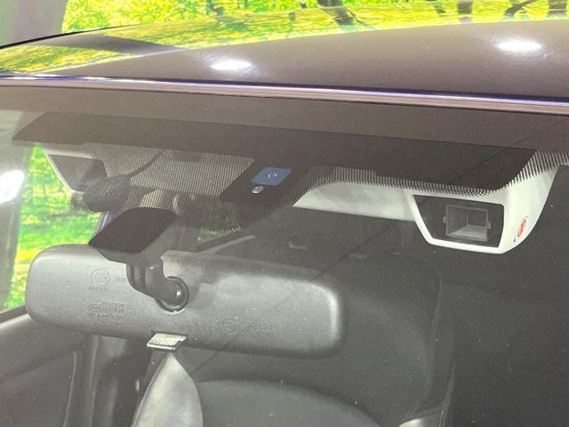 【アイサイトVer2】前方の車両等を検知し、衝突しそうな時は警報で注意を促し、ブレーキを踏む力をサポート。ブレーキを踏めなかった場合は衝突被害軽減ブレーキが作動、衝突回避をサポートします。