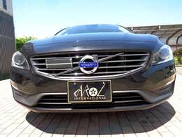 ワゴンでありながらクーペを思わせるスタイルの「V60」。傾姿勢のフォルム、クーペのように後方へ下がっていくルーフラインや、「ダブルウェーブ」と呼ぶ抑揚のあるウェストラインを備える