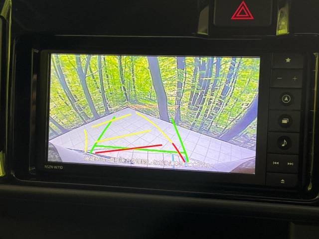 【バックカメラ】駐車時に後方がリアルタイム映像で確認できます。大型商業施設や立体駐車場での駐車時や、夜間のバック時に大活躍！運転スキルに関わらず、今や必須となった装備のひとつです！