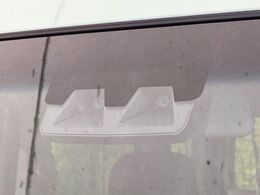 【スマートアシスト】走行中に前方の車両等を認識し、衝突しそうな時は警報とブレーキで衝突回避と被害軽減をアシスト。より安全にドライブをお楽しみいただけます。