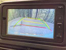 【バックカメラ】駐車時に後方がリアルタイム映像で確認できます。大型商業施設や立体駐車場での駐車時や、夜間のバック時に大活躍！運転スキルに関わらず、今や必須となった装備のひとつです！