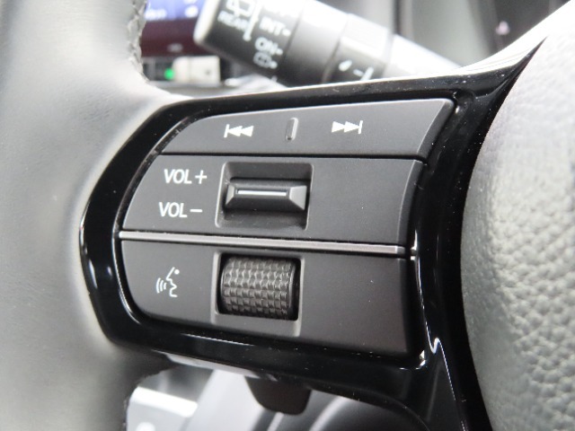 ステアリングリモコンは運転中でも簡単に音量調整やチャンネル変更も出来ちゃいます！わき見運転防止にもつながるので安心ですね！