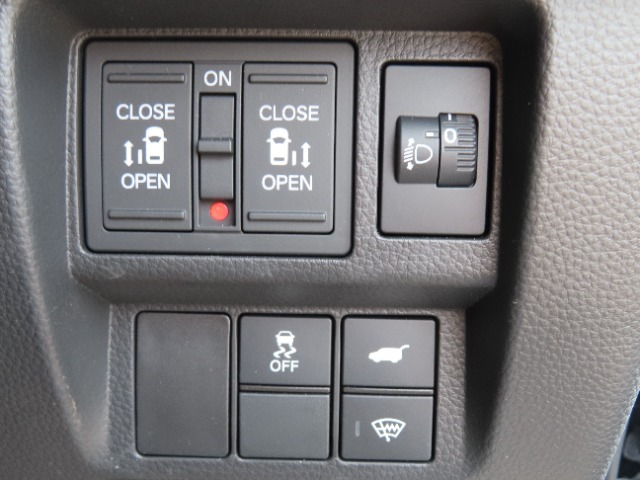両側パワースライドドアとなりますので運転席からでもスイッチ一つでドアの開け閉めも可能です！
