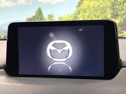 【マツダコネクトナビ】車内の雰囲気にマッチした一体型タイプのナビ。各種車輌設定やBluetooth再生等、様々な機能が楽しめます。直感的なダイヤル操作が可能で、使い勝手も良好です。