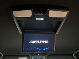 【フリップダウンモニター】大画面モニターで後席でもエンタメをお楽しみいただけます。小さなお子様にも大人気の装備です♪