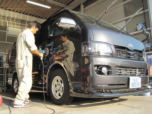 当社専任スタッフがお車を丁寧に磨き上げ、コーティングをかけます！