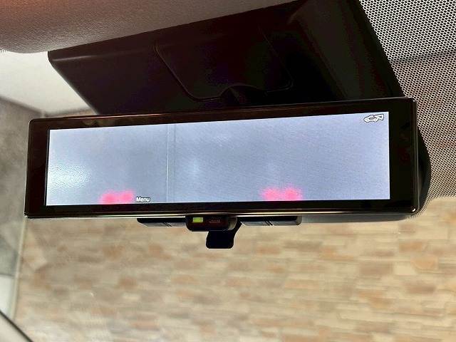 【デジタルインナーミラー】を搭載しております。車両後方のカメラ映像をミラー面に映し出すので、車内の状況や、天候などに影響されずいつでもクリアな後方視界が得られます。