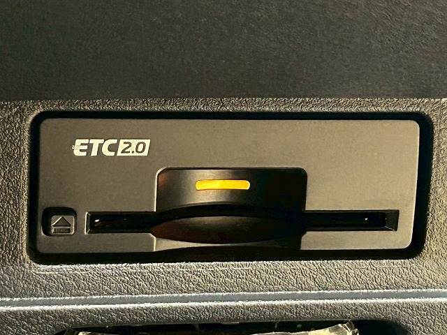 【ETC車載器】を装備しておりますので、ご納車直後からの遠距離ドライブも可能です。土日の利用料金の割引や、朝夕の通行料金を割引料金で高速道路をお楽しみいただけます。