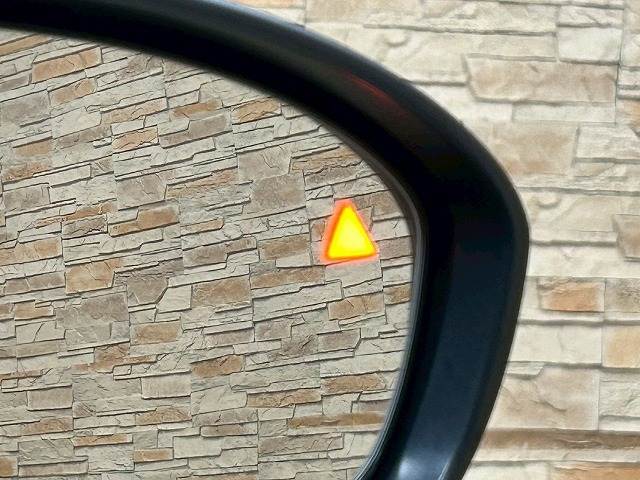 【ブラインドスポットモニター（BSM）】車線変更時に車両後方から来る車両を検知し安全をサポートする装置です。
