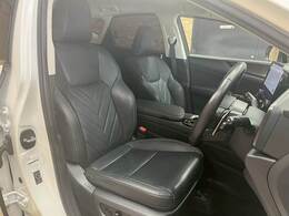 【レザーシート】ならではの高級感あふれる内装がこたわりのアイテム。見た目の高級感とより上質な座り心地をお楽しみください。