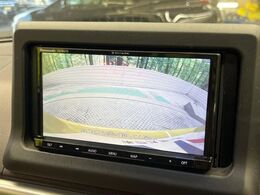 【バックカメラ】駐車時に後方がリアルタイム映像で確認できます。大型商業施設や立体駐車場での駐車時や、夜間のバック時に大活躍！運転スキルに関わらず、今や必須となった装備のひとつです！