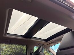 【大型サンルーフ】車内の解放感が一気に上がる大型のパノラマルーフ！季節を問わず開放的で快適なドライブをお楽しみいただけます。流通量も少なく希少価値の高い人気の装備です♪