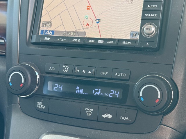 フルオートエアコンのお写真です。ボタン一つで年中快適な温度でお過ごし頂けます♪