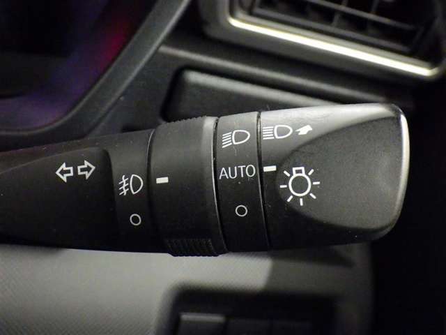 【オートライト】車外の明るさに応じて、自動的にライトの点灯・消灯をしてくれます。