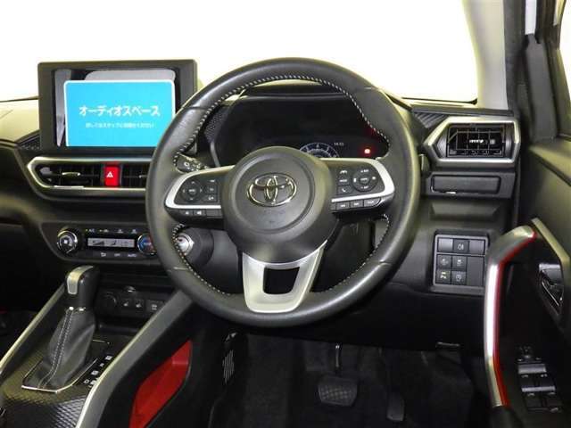 運転の際、常に目にする部分だけにシックで飽きのこないデザインが良いですね。