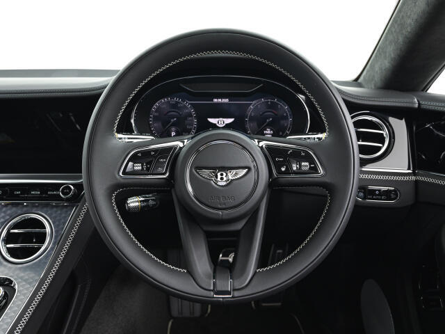 ステアリング周りにボタンを集約し、運転に集中できる構造となっております。