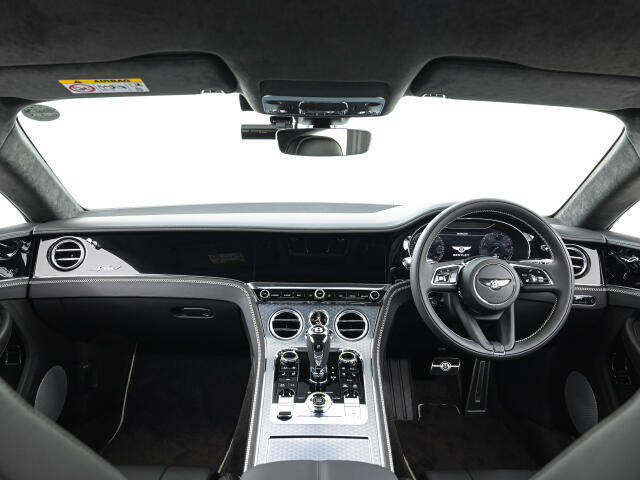 前車追従機能、レーンキープアシスト、ヘッドアップディスプレイも備わり、多数のオプションを備えております。