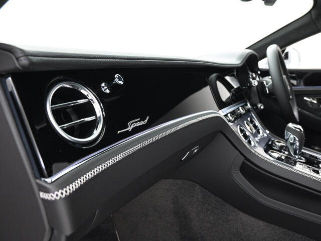 ベントレーは全てオーダーでの発注となっておりますので同じ車種でもステッチやベニヤ部分でまったく違う表情を感じることができます。