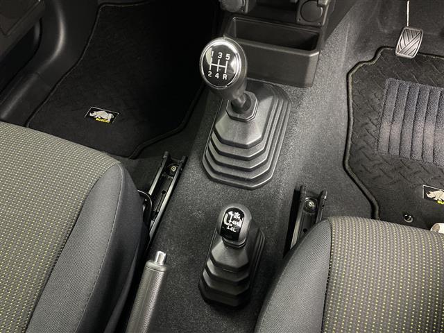 【フロアマット】車内を綺麗に保つのには必須のアイテムです。当店ではフカフカな新品マットも絶賛取り扱い中！ぜひご相談くださいませ。