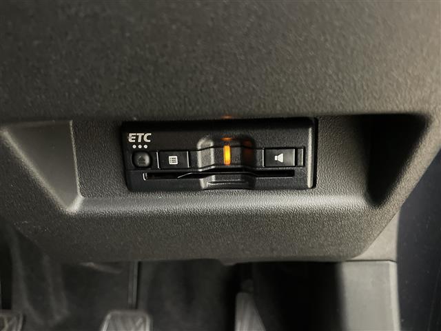 【ETC】有料道路を利用する際に料金所で停止することなく通過できる、ETC車載器（ノンストップ自動料金収受システム機器）が装備されています。セットアップを行うことで利用可能になります。