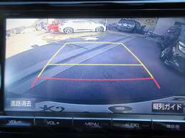 バックが苦手な方は必見！ライン表示付きのバックモニターが障害物を映し出してくれます！