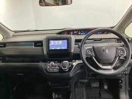 車内は光触媒抗菌消臭施工済です。インパネ周りはスタイリッシュなデザインで機能や装備も充実しています。グローブボックスやカップホルダーのほかにトレーなどたくさんの収納スペースが付いています。