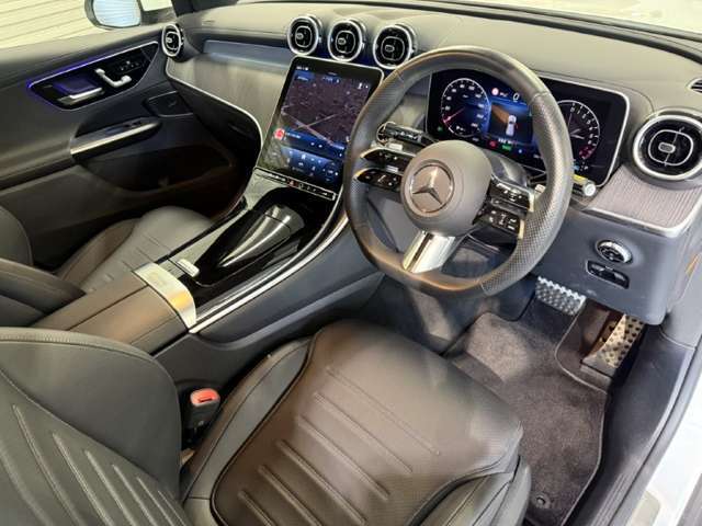 メルセデスのシートは、少し硬めに出来ておりますので、長時間の運転でも疲れにくく、安全にドライビングをお楽しみ頂けます