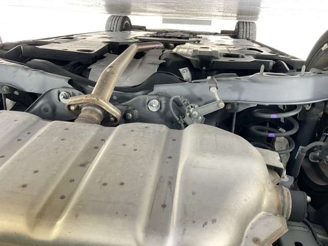 中古車だと気になる足廻り＆下廻り・・・ご覧の通り状態良好◎沿岸部や降雪地にお住まいのお客様もご安心ください。
