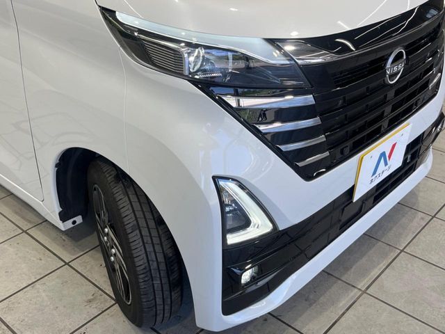 【LEDヘッドライト】悪天候や夜間走行時も良好な視界を確保し安心して運転できる高輝度LEDヘッドライトを装備！点灯速度が早く、消費電力も抑えられています。