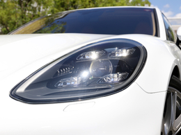 LEDマトリックスヘッドライトは、カメラによる先行車および対向車検知、メインビームコーンの個別セグメントをインテリジェントに 常に調光。 ドライバーの眩惑を避けるための交通標識部分は減光させます。