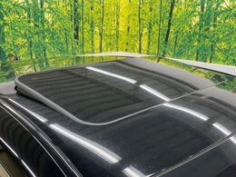 【サンルーフ】開放感たっぷりの希少装備、サンルーフが装着されています！車内に明かりを取り入れたり景色を楽しむ以外にも、車内の空気も簡単に換気できて快適です！