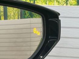 【ブラインドスポットモニター】走行中、ドアミラーの死角になりやすい箇所に後続車が接近するとサイドミラーのレンズに警告を表示！ドライバーに注意喚起をしてくれます。