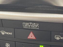 【マークレビンソンサウンドシステム】メーカーオプションの高品位サウンドシステムを搭載。専用のチューニングが施された大小様々なスピーカーから良質なサウンドが奏でられ、臨場感あふれる音響空間を演出します。