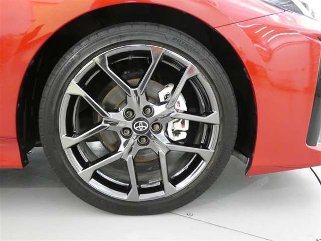 純正18インチのアルミホイールは、やっぱり車にピッタリマッチするデザインですね。