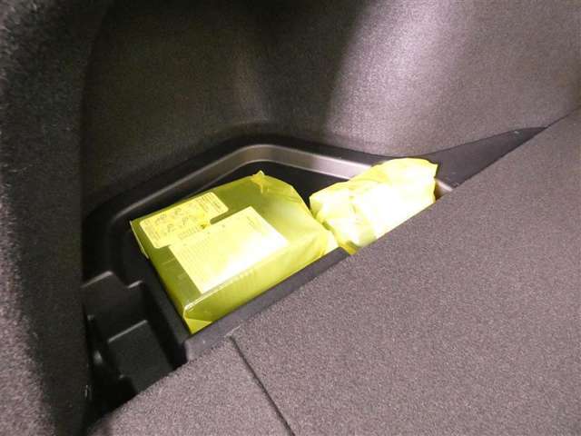 スペアタイヤレス車です。応急セットを搭載しております。