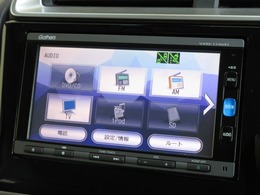 ギャザズメモリーナビ(VXM-174VFi)が装着されております。AM、FM、CD、DVD再生、フルセグTV、Bluetoothがご使用いただけます。初めて訪れた場所でも道に迷わず安心ですね！